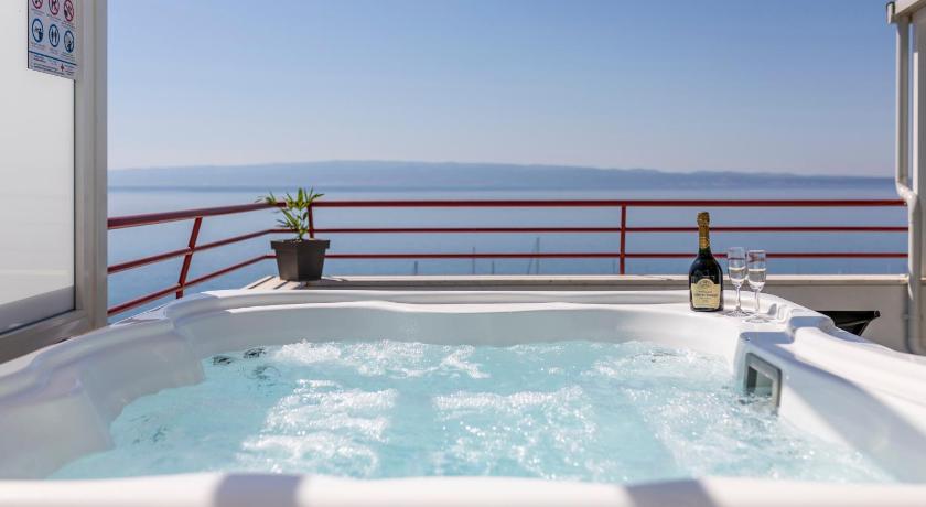 Seaside Penthouse with Hot Tub SKY LIVING — Hotel in Split