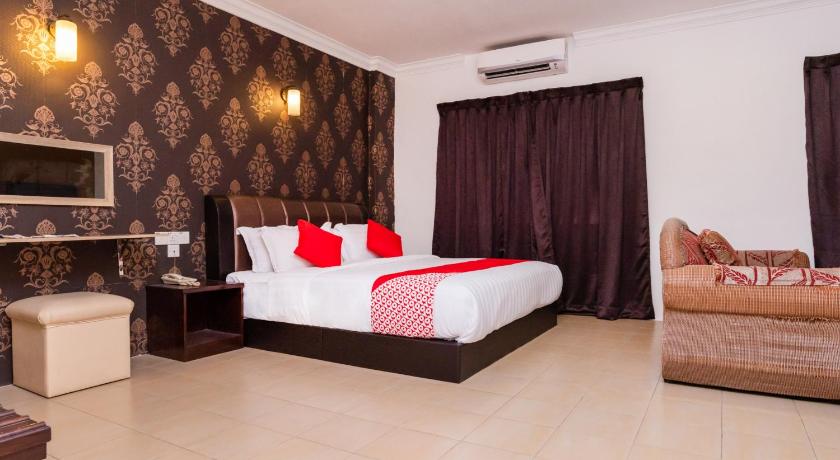 a bedroom with a large bed and a large window, Super OYO 1114 Neo Pegasus Hotel in Segamat