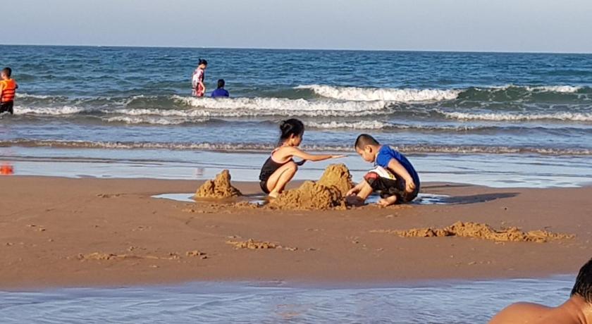 people sitting on the beach, Tre Viet Hotel in Tuy Hòa (Phú Yên)