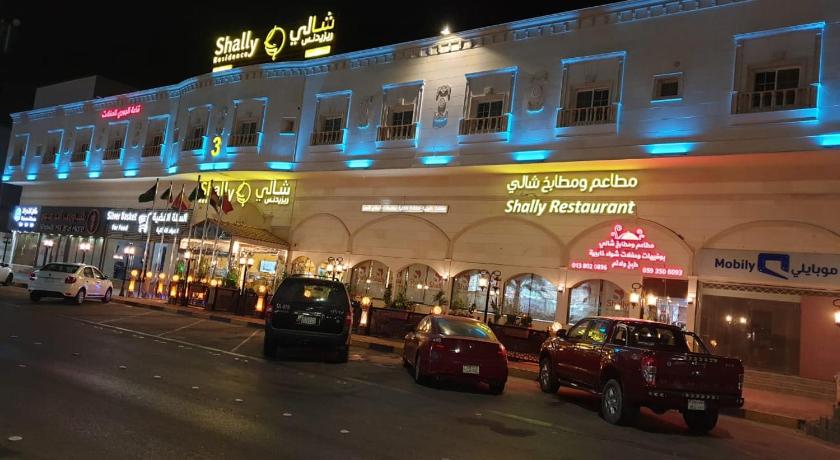 a city street filled with lots of traffic at night, SHALLY RESIDENCE 3 in Al-Khobar