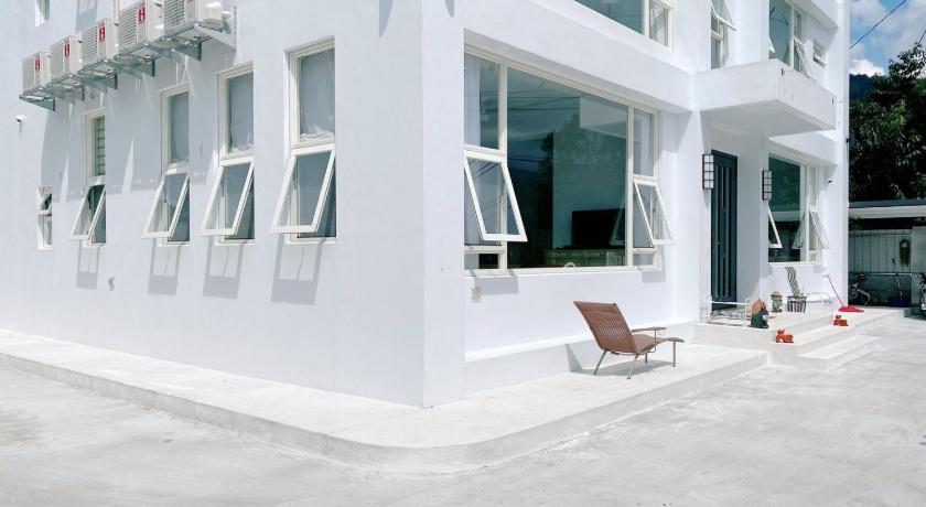 a white chair sitting in front of a white building, 埔里-阮兜小丘 in Nantou