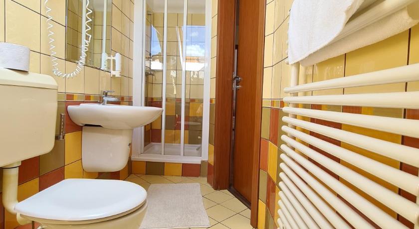 Image of twin Room 2