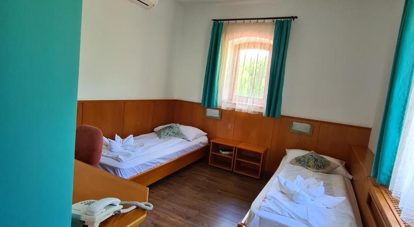 Image of twin Room 1