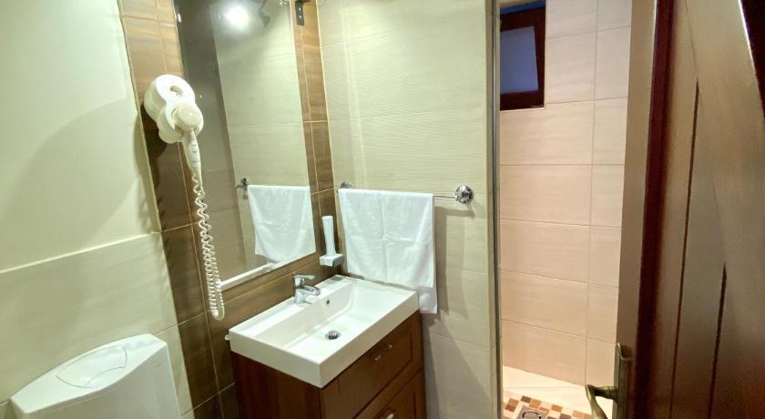 Image of One-Bedroom Suite with Terrace and Lake View 2