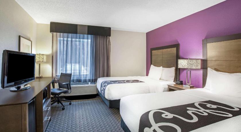 La Quinta Inn & Suites by Wyndham Hartford - Bradley Airport