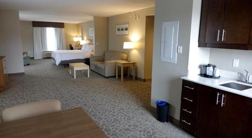 Holiday Inn Express & Suites Oshawa Downtown