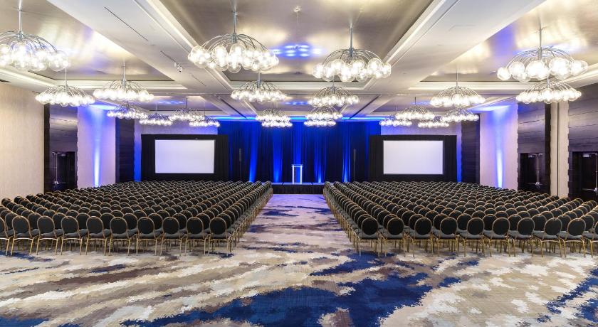 a large room with a large number of seats in it, Hyatt Regency Rochester in Rochester (NY)