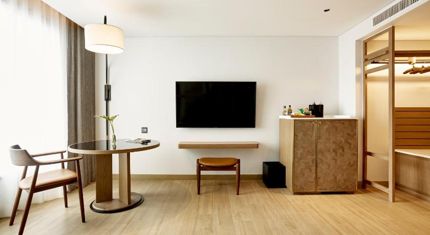 Image of Deluxe King Room 7