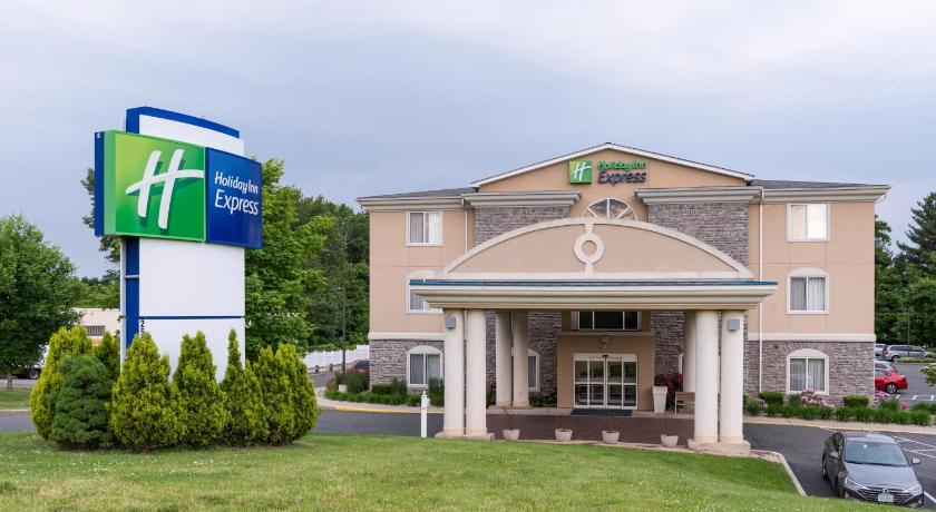 Holiday Inn Express Newington Main image