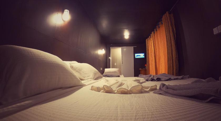 Surf Deck Resort &amp; Restaurant — Hotel in Panadura