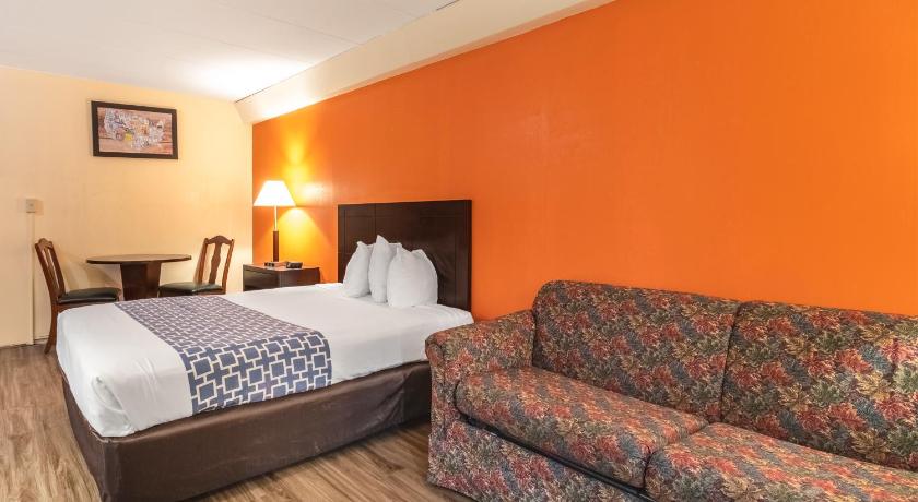 Econo Lodge Inn & Suites Airport