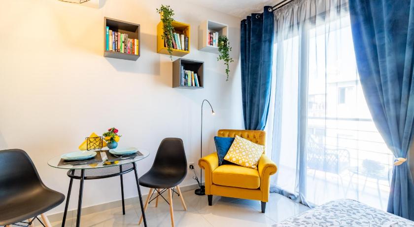 Light House - Seafront cosy studio with library — Hotel in Paphos
