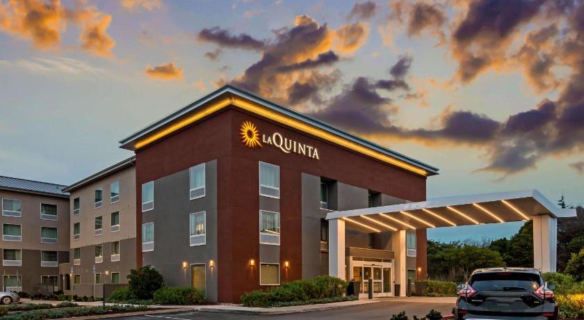 La Quinta Inn & Suites by Wyndham San Francisco Airport N