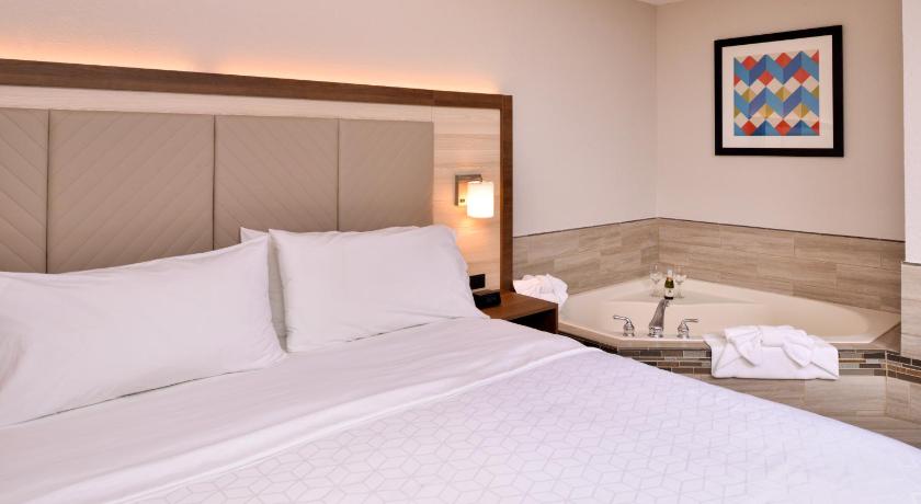 "Suite" numurs ar "king" izmēra gultu un burbuļvannu (King Suite With Spa Bath) attēls 2