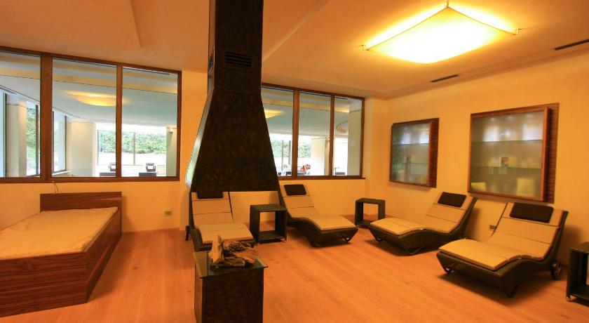 ポッツァ・ディ・ファッサ Residence Anda 4つ星 ホテル レストラン