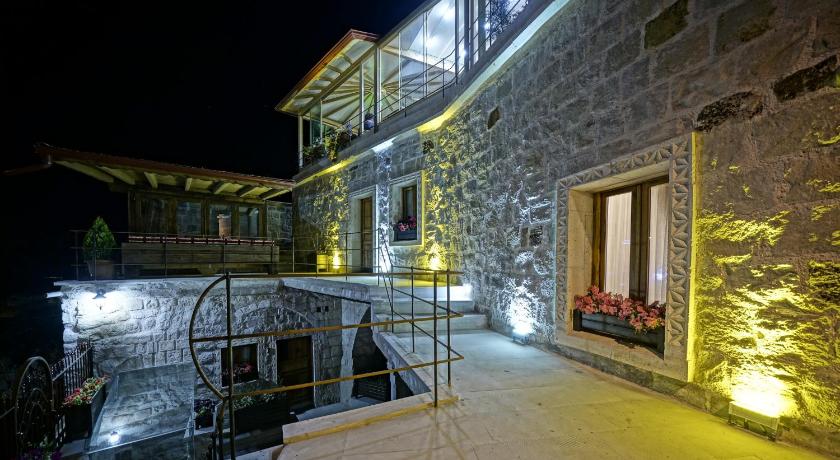 Vigneron Cave Hotel