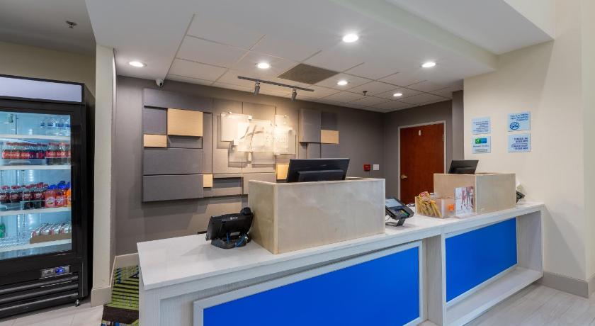 Holiday Inn Express & Suites Arlington North Stadium Area photo