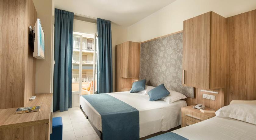 Hotel Cannes - in pieno centro — Hotel in Riccione