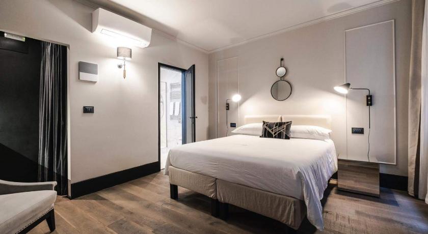LUXURY SANTO STEFANO — Hotel in Venice