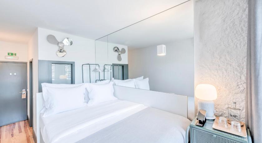 Image of Standard Suite with River View 4