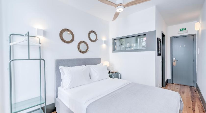 Image of Superior Suite with Street View 4