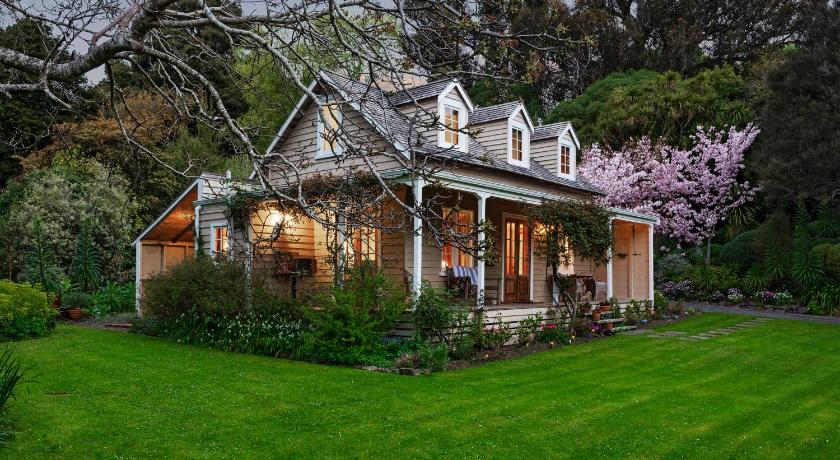 Mill Cottage - boutique accommodation and garden — Hotel in Akaroa