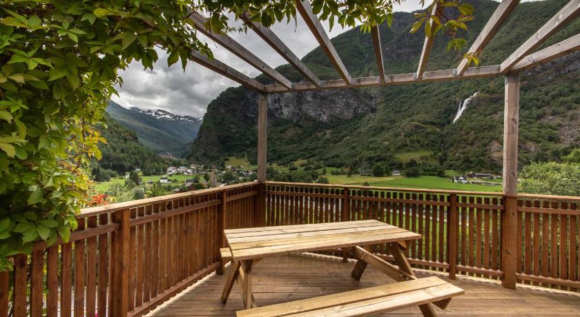 Panoramic terrace, huge rain shower and cosy lofts — Hotel in Flam