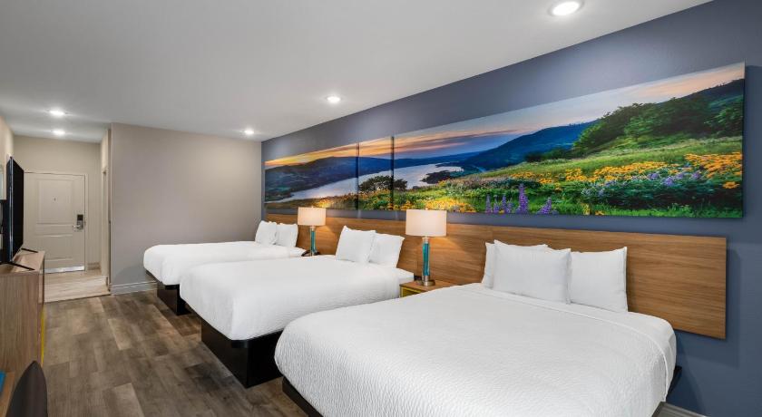 Image of 3 Queen Beds, Non-Smoking 4