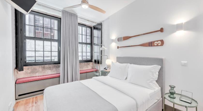 Image of Standard Suite with Street View 0