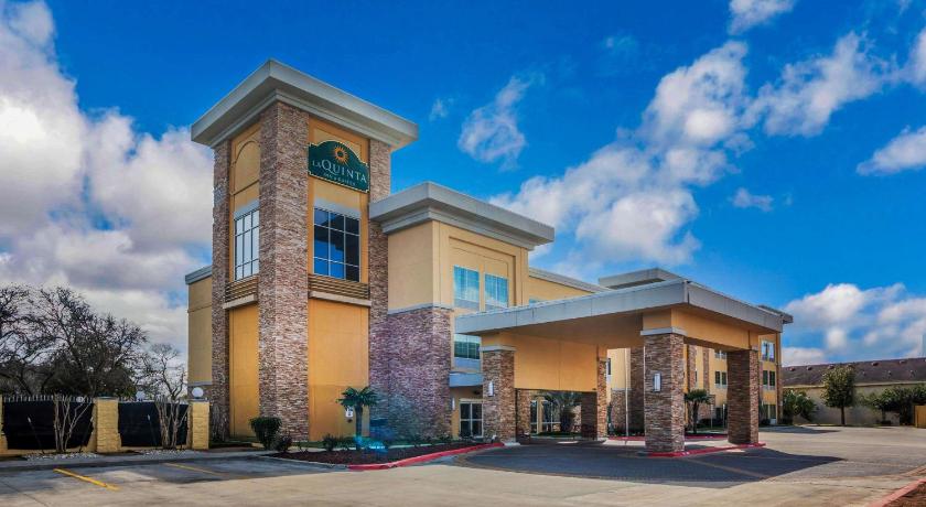 La Quinta Inn & Suites by Wyndham Beeville photo