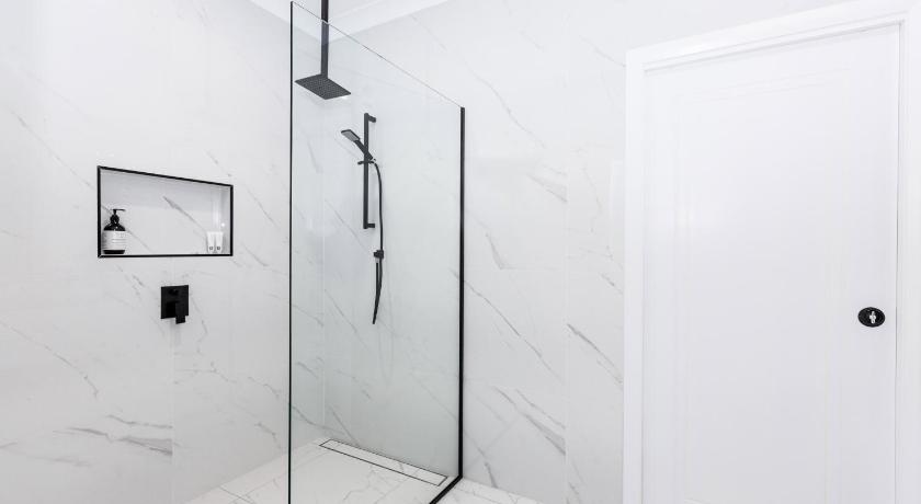 TWO TEN Sleeps 10! Luxury CBD Accommodation photo