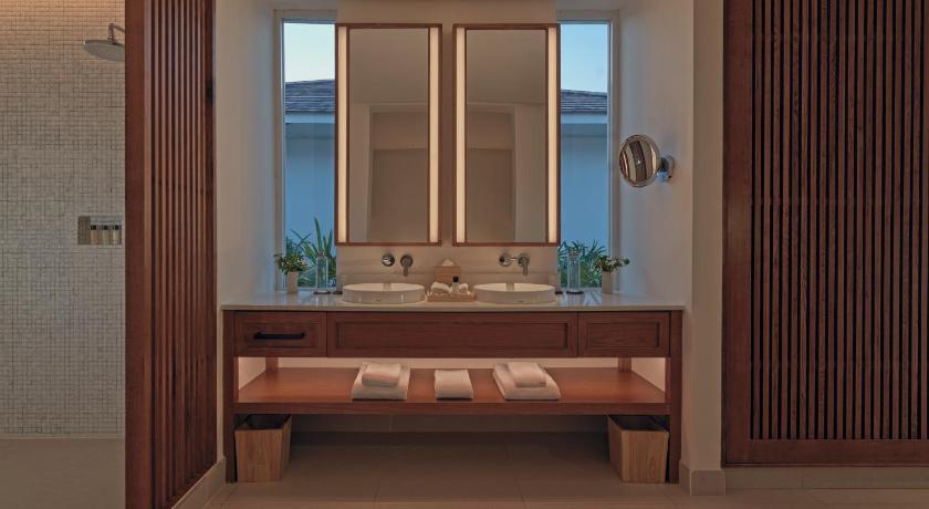 Ảnh của Suite Loại Sang Hướng Bể Bơi Có Sân Hiên (Deluxe Suite Pool View Terrace) 12