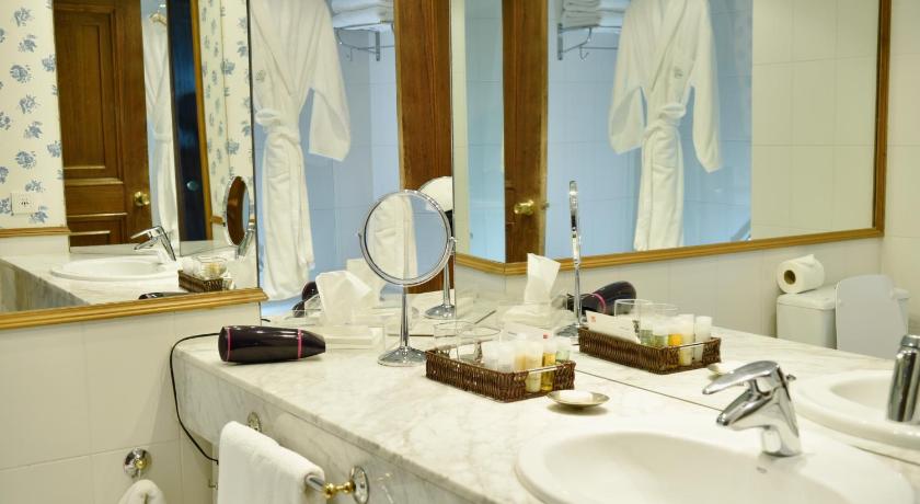 Image of Junior Suite with Mountain View 2
