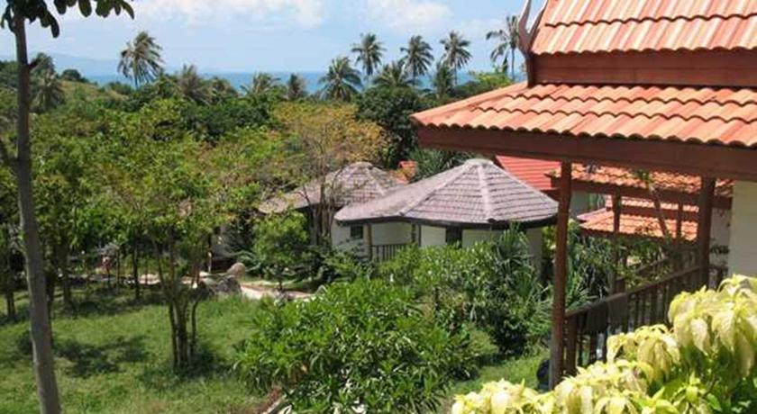a garden area with a patio and a house, Thai Dee Garden Resort in Ko Pha-ngan