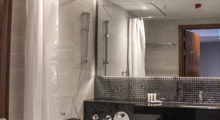 a bathroom with a sink, toilet and bathtub, Crowne Plaza London Heathrow T4 in London