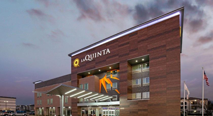 La Quinta Inn & Suites by Wyndham DFW West-Glade-Parks