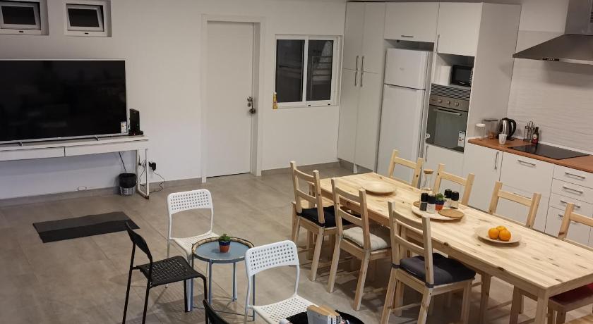Private Couple Room On Caparica Poshtel - 14