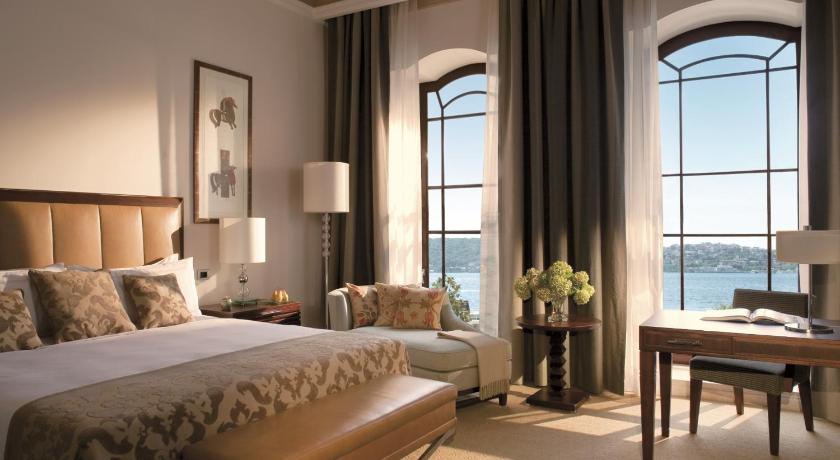 Four Seasons Hotel Istanbul at the Bosphorus (Four Seasons Hotel Istanbul At The Bosphorus)