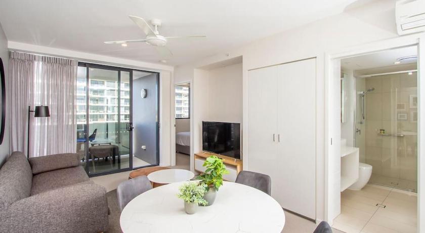 Elite elegance 2BR@Hamilton APT with Parking photo