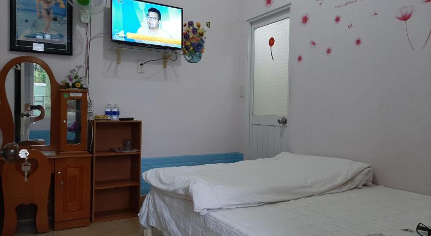 a bedroom with a television and a bed, Homstay An Nhien in Dalat
