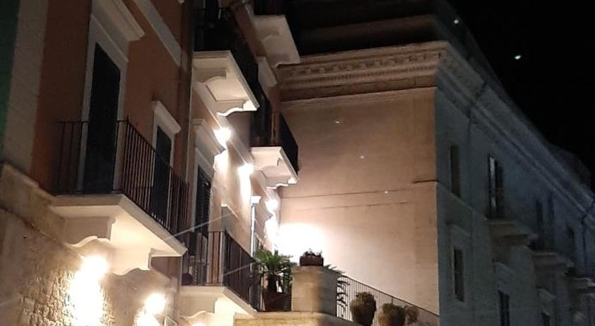 a city street with a large building, Palace B&B in Acquaviva delle Fonti