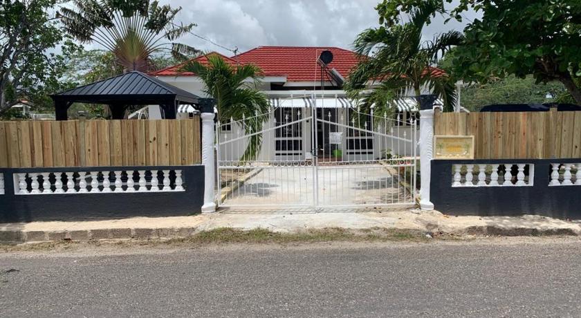 Indianna Guesthouse — Hotel in Treasure Beach