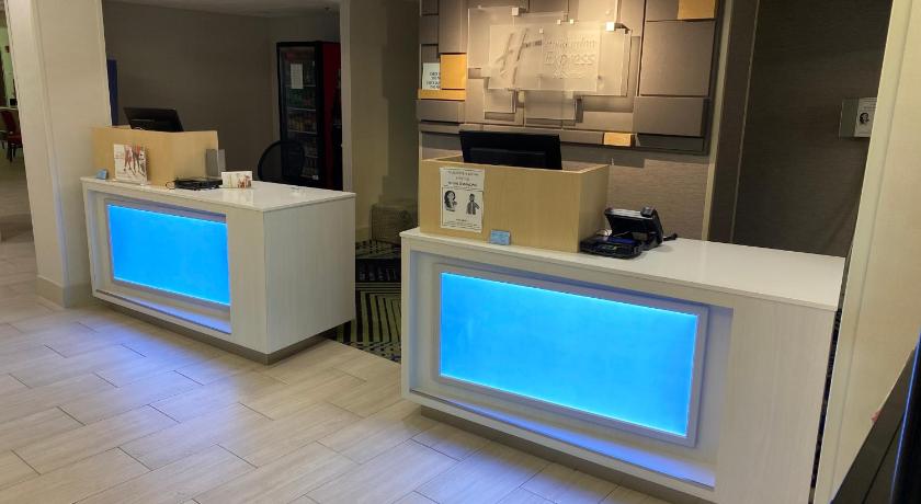 Holiday Inn Express & Suites Chesapeake photo