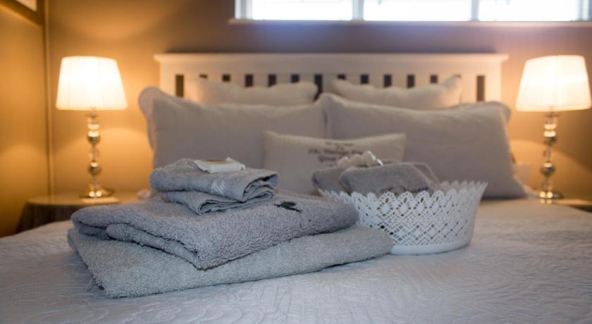 The Vintage Crane Guest House — Hotel in Caledon
