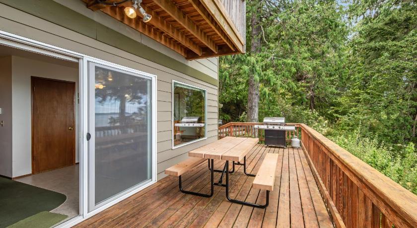 Pinecone Cabin photo