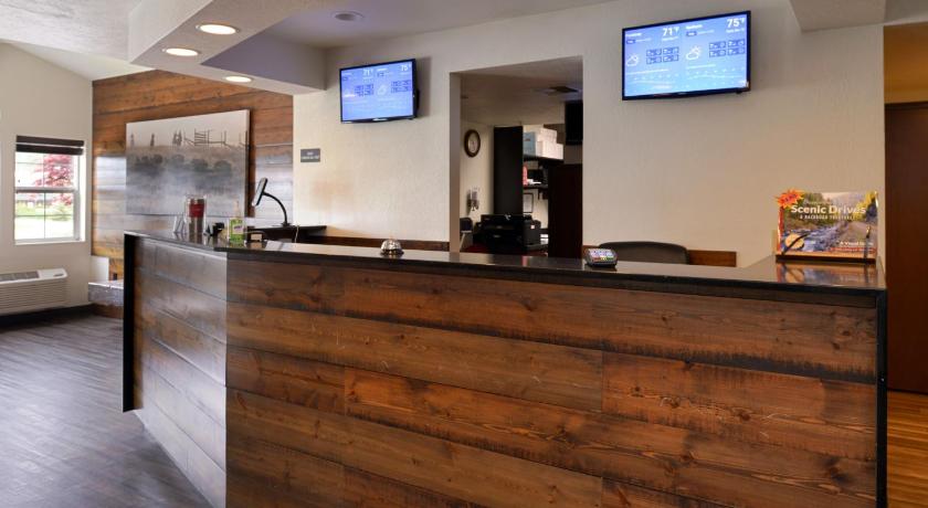 a kitchen with a large counter top and a large window, Hotel Ruby Sandpoint in Ponderay (ID)