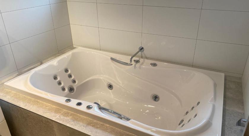 Image of 4 Bedroom Deluxe 8