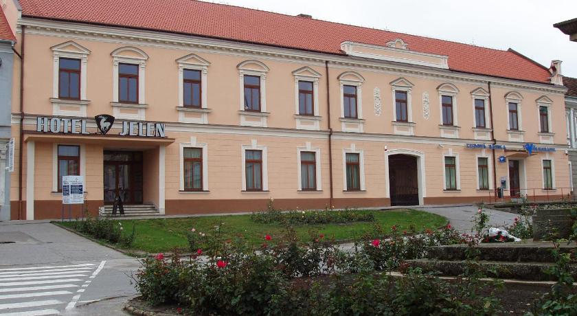 Hotel Jelen — Hotel in Hlohovec