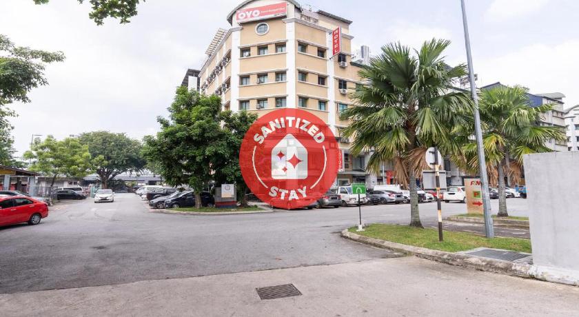 a red stop sign sitting on the side of a road, OYO 89717 Budget Star Hotel (Sanitized Stay) in Kuala Lumpur