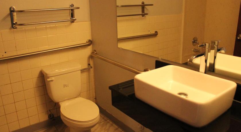 Travelodge by Wyndham Water’s Edge Hotel  Racine photo